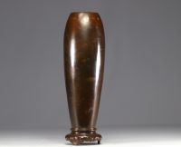Vietnam - Vase en bronze à décor de personnages et de bambous.