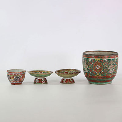 China 2 vases and 2 Tazzas in Chinese Bencharong type porcelain for the thai market,