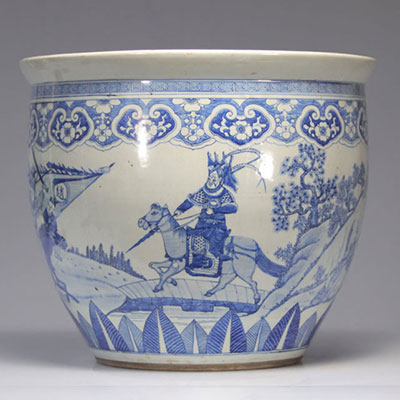 Imposing blue-white porcelain vase decorated with warriors from the Qing (清朝) period