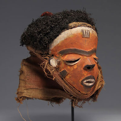 PENDE, ground floor. Wood, ochre-red pigments, raffia, fibres. Beautiful and old “Mbuya” dance mask