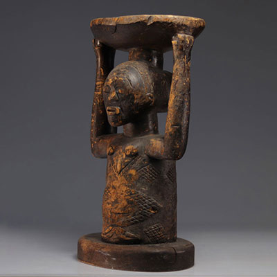 Siège sculpté d'un personnage LUBA , RDC
