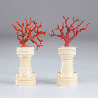 Curiosité paire de vases décorés de corail rouge 19ème