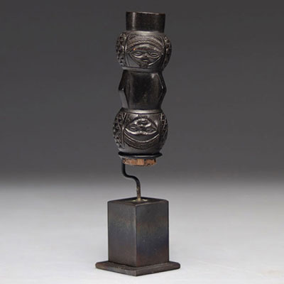 Bouchon Tchokwé sculpté de visages et formes géométriques