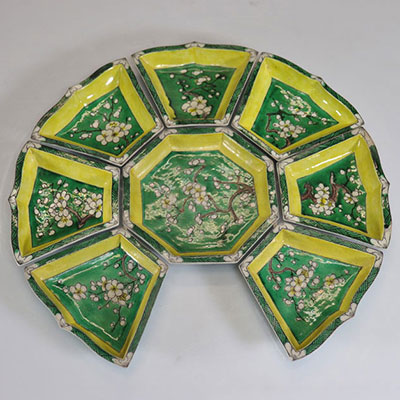 Lot de neuf plateaux en porcelaines à décor de fleurs d'époque Qing