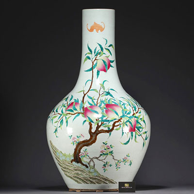 Chine - Imposant vase en porcelaine de la famille rose au décor des neuf pêches, dynastie Qing. (100cm de haut)
