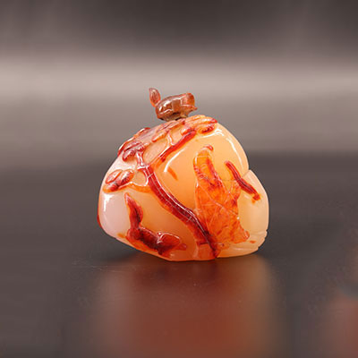 China - Agate snuffboxe cap in the shape of a squirrel 1900