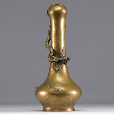 Chine / Vietnam - Vase en bronze à décor de dragons, début XXe siècle.