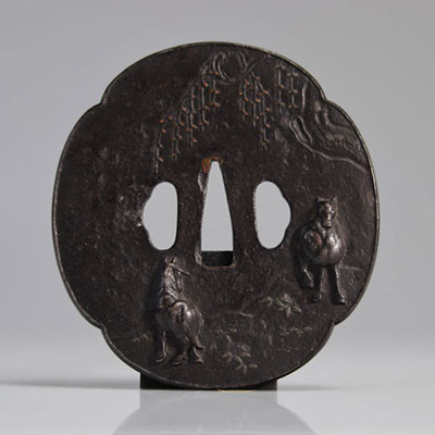 Japon époque Edo (1603 - 1868). Tsuba en acier de forme nagamarugata en relief de chevaux et incrustation de laiton doré.