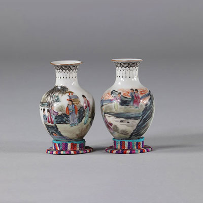 Paire de vases miniature en porcelaine à décor de personnages ,Chine époque république.
