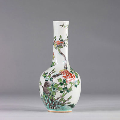Vase bouteille en porcelaine à décor florale de la famille verte , Chine XIXème.