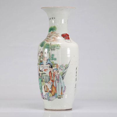 Vase en Porcelaine de Chine à décor de personnages. Vase d'Artiste.