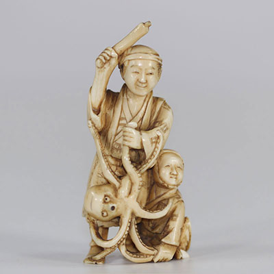 Japon Netsuke en ivoire sculpté de deux personnages assommant une pieuvre époque Meiji 1900