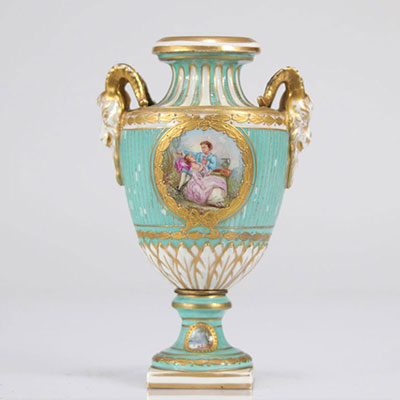 Sèvres vase en porcelaine scènes romantiques