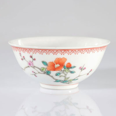 Chine bon en porcelaine à décor floral époque république