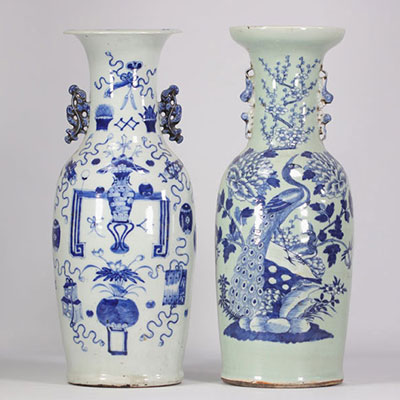 (2) Lot de deux grands vases en porcelaine de chine blanc et bleu avec différents motifs du XIXe siècle