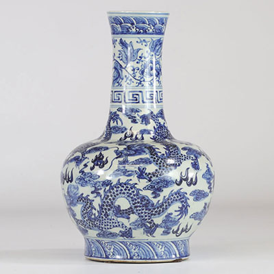 China white blue porcelain vase decorated with dragons, Qing period Mark with circles