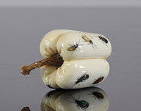 Japon, Shibayama Okimono en forme de fruit, incrustation d'insectes en pierre et nacre, 19ème/20ème