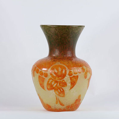 Grand vase le verre Français à décor de fruits Art déco