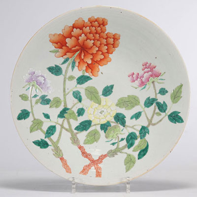 Porcelain dish decorated with flowers from Vietnam