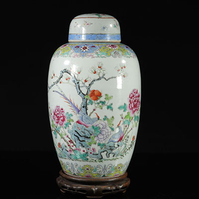 Vase couvert en porcelaine, famille rose. Décor d'oiseaux et de fleurs stylisées (pivoien (percé) CHINE, XIXe siècle.
