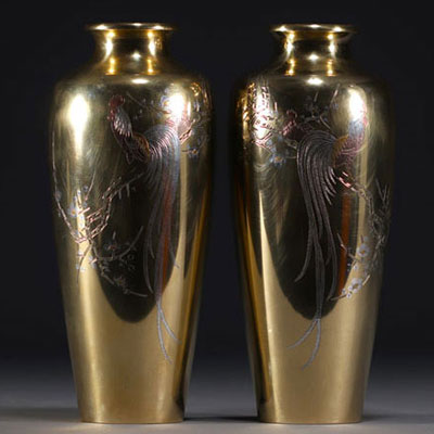 Japon - Paire de vases en bronze doré gavés à décor de coqs, époque Meiji.
