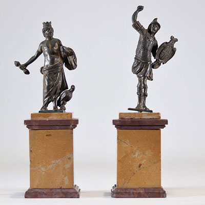 Paire de personnages en bronze posés sur des socles en marbres provenant du mouvement de la Renaissance en Italie vers 1500