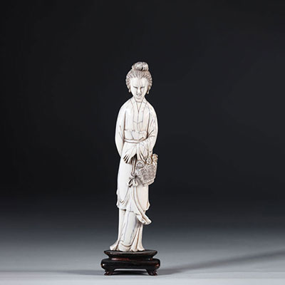 Chine sculpture d'une femme au panier fleuri