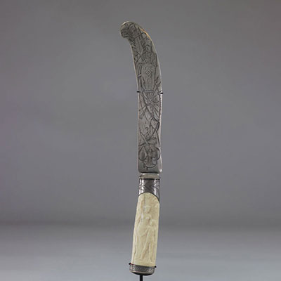 Somptueux couteau colonial africain lame gravée d'armes du Congo manche sculpté de personnages vers 1900