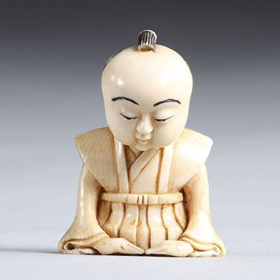 Netsuke sculpté d'un personnage assit. Japon époque Meiji 19ème