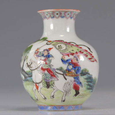 Vase en porcelaine à décor de cavaliers époque république