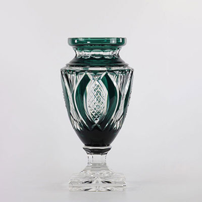 Val Saint Lambert, Belgique Vase en cristal sur piédouche doublé vert et taillé. Modèle Jupiter