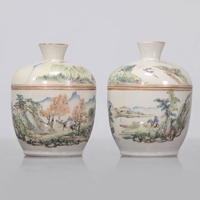 Paire de bols couverts en porcelaine décor de paysage