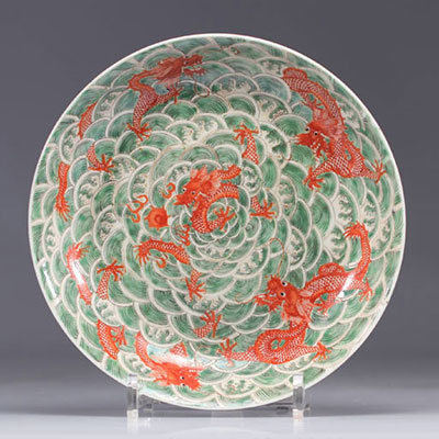Assiette en porcelaine à décor de dragons impériaux rouge sur fond vert