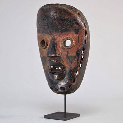 Masque Dan en bois sculpté et pigment rouge