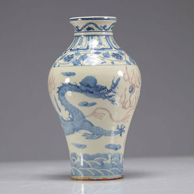 Vase en porcelaine de chine à décor de dragons porte la marque Wanli