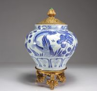 Brûle parfum blanc bleu, monture en bronze doré, décor poissons, XVII/XVIIIème
