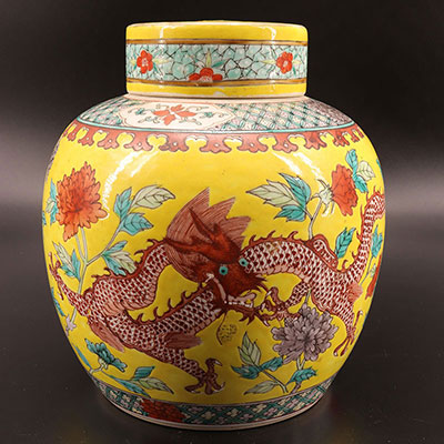 Chine - vase couvert à décor de dragons fond jaune