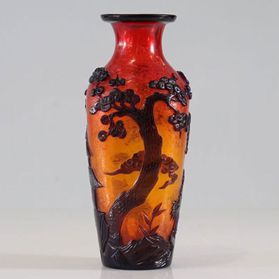 Vase en verre de Pékin décor d'oiseaux et daim doublé mauve sur fond rouge paillettes d'or marque sous la pièce