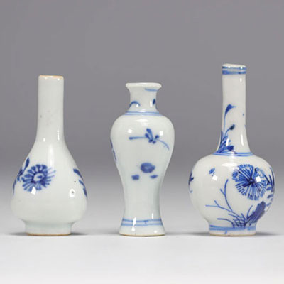 Lot de trois vases miniatures de différentes formes en blanc et bleu d'époque Kangxi (1661-1722)