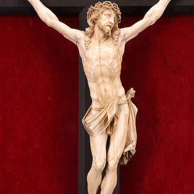 Grand Christ en croix en ivoire dans un bel encadrement en bois doré,