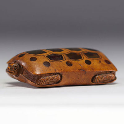 Rare boîte à priser en forme de tortue sculptée avec incrustations et clous, XIXe siècle