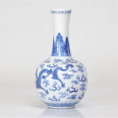 Blue white Chinese porcelain vase decorated with dragons