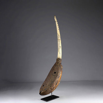Harpe Mangbetu ornée d'une tête et un décor au crocodile- Afrique RDC- début 20ème - ivoire -bois -