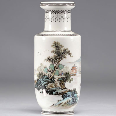 Vase en porcelaine à décor de paysages d'époque République chinoise (中華民國)