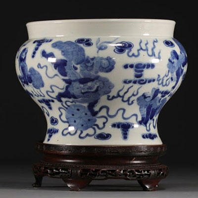Chine - Vase en porcelaine bleu et blanc à décor de lions, marque Kangxi.