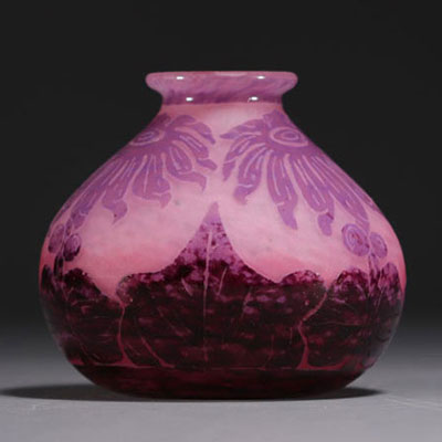 Le Verre Français - Vase en verre multicouche dégagé à l'acide à décor de dahlias, signé.