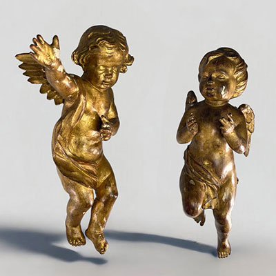 Paire d'anges en bois sculptés et dorés du XVIIIe siècle
