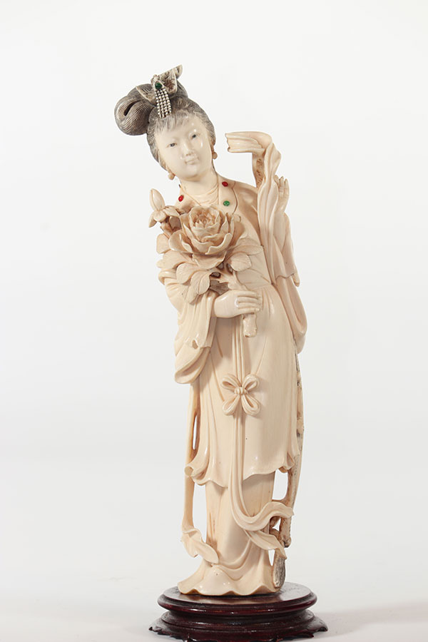 Chine sculpture d'une jeune femme avec une fleur inscrustation