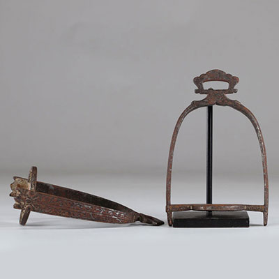 High period engraved iron stirrup