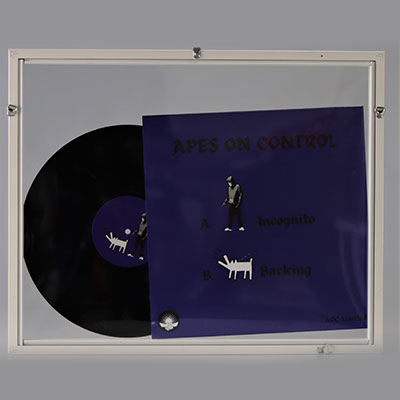 BANKSY ((in the style of)) - Choose you weapon - Apes On Control - Barking Dog Vinyl cover & disc vinyl serigraphed recto & verso. Limited edition of 100 pieces.
